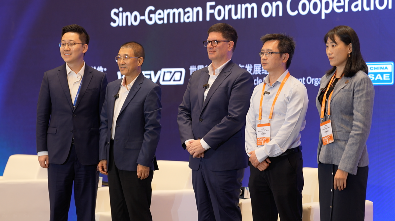 从左至右：王冠（CGTN）、王伟良（博世中国）、穆毅儒（奥迪中国）、张旸（AutoCore）、印晓颖（宁德时代）同台合影